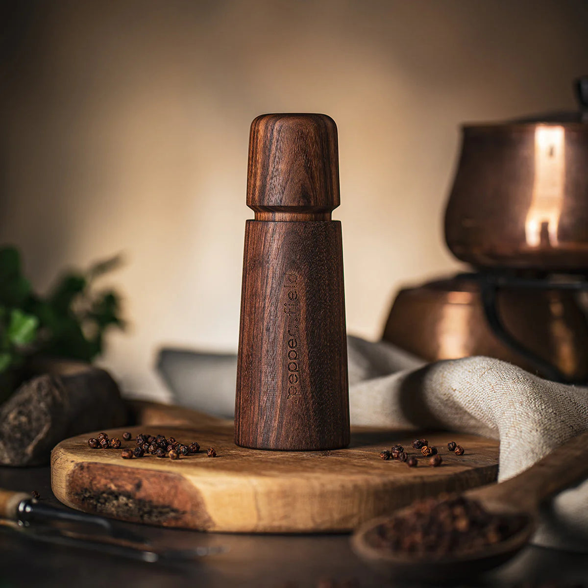 Brown Scandinavian pepper mill (17cm) + red pepper 20g (free)